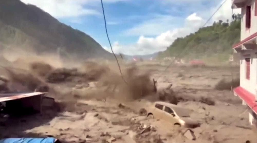 Een vloedgolf van water, sediment en rotsten raasde door de valleien in de Himalaya met catastrofale gevolgen (bron: Agenzia Fotogramma/IPA/SIPA/ANP, Nepal)
