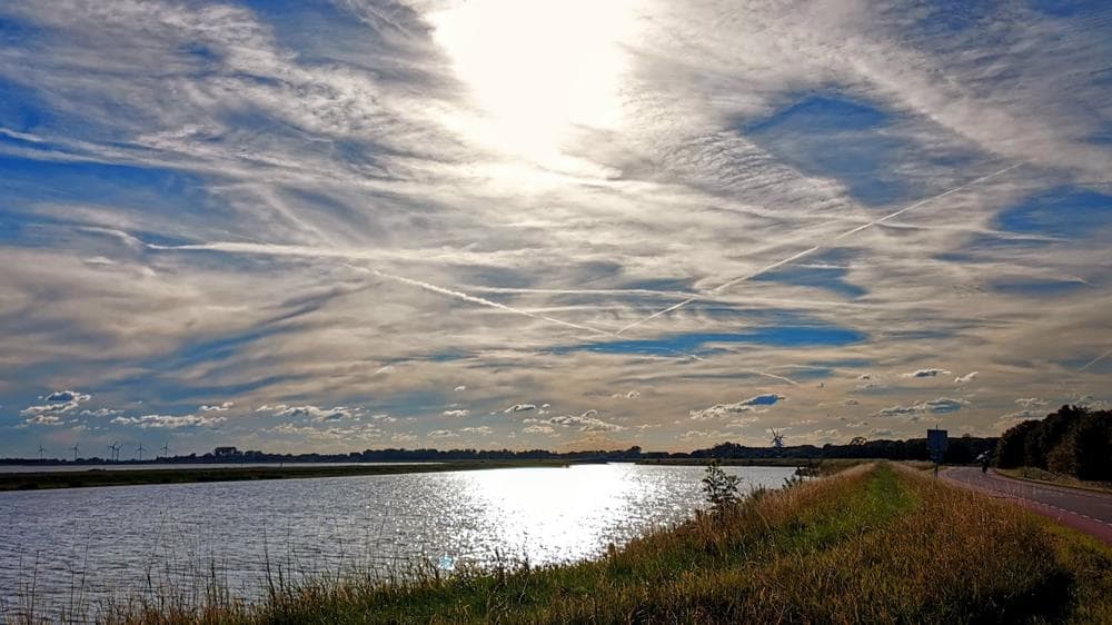 Contrails, bestaande uit ijskristallen, bevinden zich op ongeveer 10 km hoogte (foto: Ger Zandbergen)