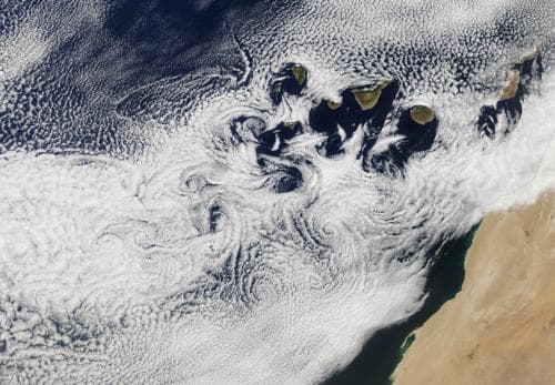 Wervelende wolken bij de Canarische Eilanden