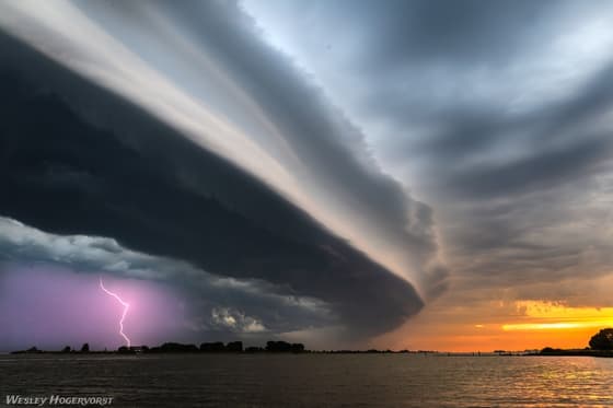 Spectaculaire shelfcloud met bliksem (bij Zuid-Beijerland)