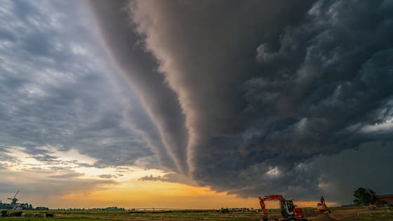 Dreigend onweer rond 21.00 uur (shelfcloud)