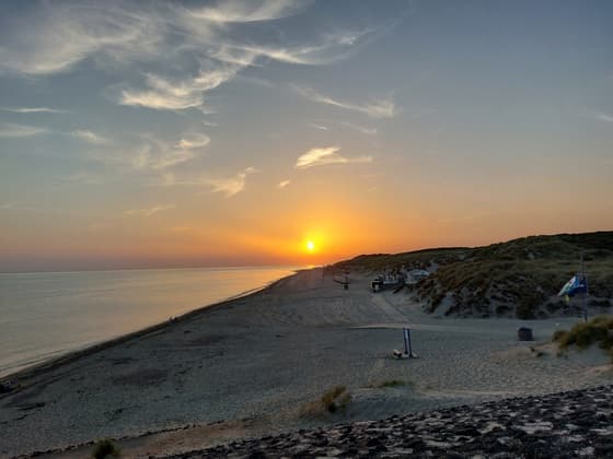 ZONSONDERGANG WOLKJES STRAND NOORDZEE WESTENSCHOUWEN ZEELAND 23 JUNI