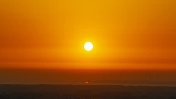 Intens oranje zonsondergang