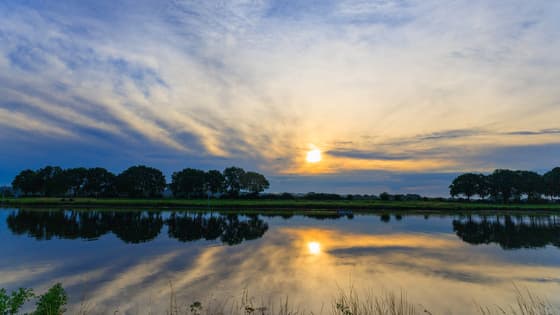 De zonsopkomst boven de Maas was prachtig, met een waterige gloed die zich weerspiegelde in het water. 