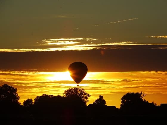 Luchtballon tijdens zonsondergang 