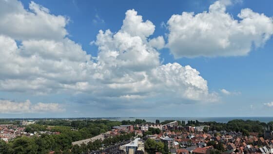 Bewolking ten zuid-oosten van Markermeer Hoorn