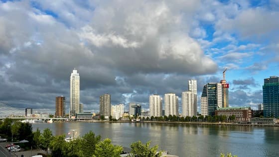 Wind, wolken, en zon zondagochtend aan de Nieuwe Maas 