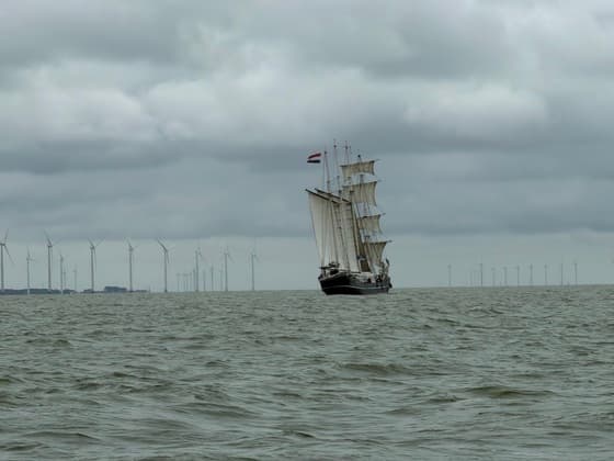 Tall ship op grijs IJsselmeer