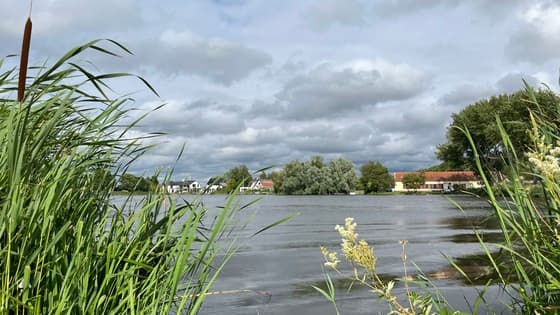 Af en toe piept de zon tussen de wolken door
