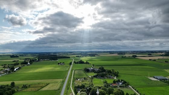 Beginnende Jakobsladders boven de landerijen.