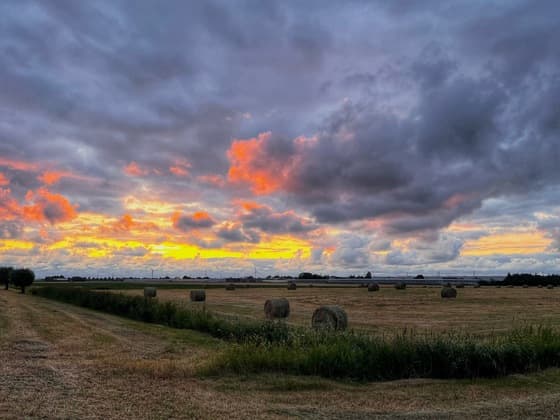 Bewolkte zonsondergang