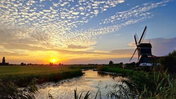Prachtige schapenwolken tijdens zonsondergang 