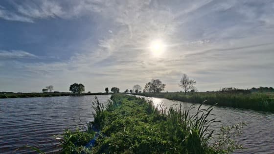 De zon achter de sluierbewolking, veel wind