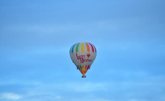 Rustig weer met weinig wind . Prima weer voor de ballonvaart vanavond..