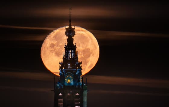 Volle maan met kerk van Nijmegen!