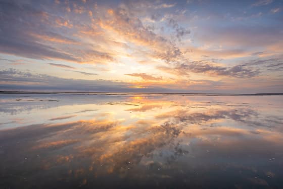 Prachtige zonsondergang met reflecties 