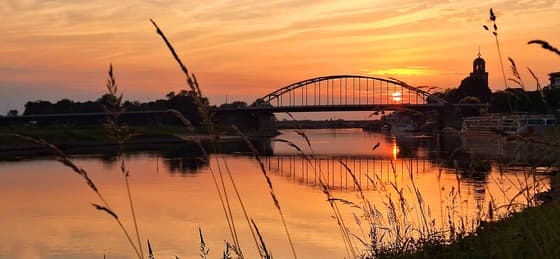 De IJssel, Wilhelminabrug en Lebuïnuskerk van Deventer...