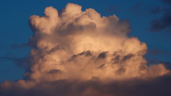 Gekleurde, opbollende wolken tijdens zonsondergang