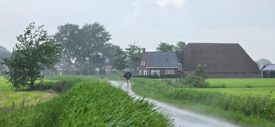 Regenbuien en wind bij Ezinge vanmiddag