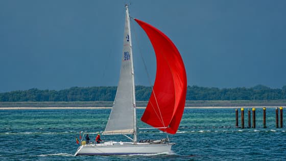 Zon op de zeilen met tegelijk een donkere lucht, 16.15 uur, Colijnsplaat (Zeeland)