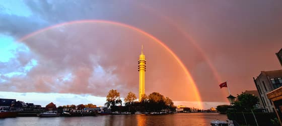 De toren van Wormer bijna geheel in de regenboog in de avondzon ?☀️