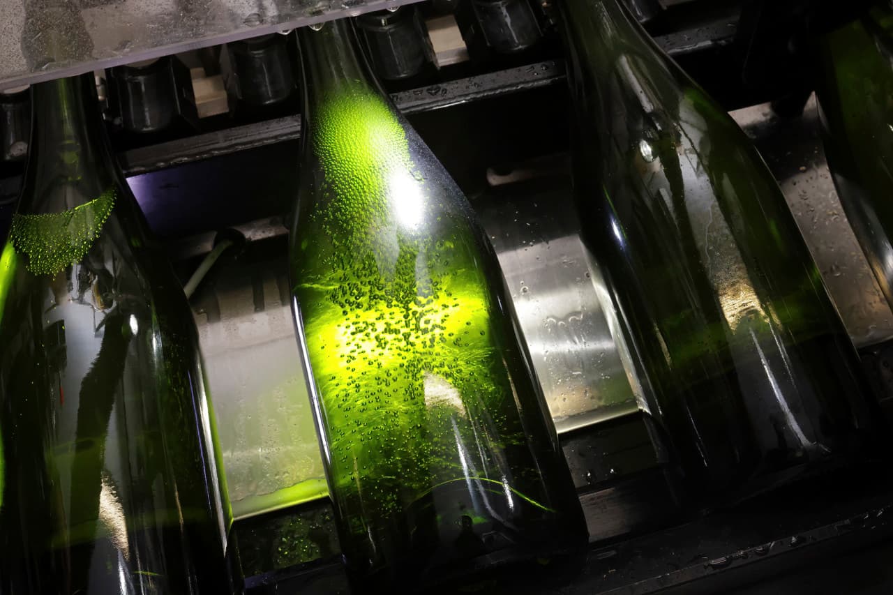 Champagne wordt in een fles gedaan, ter illustratie.