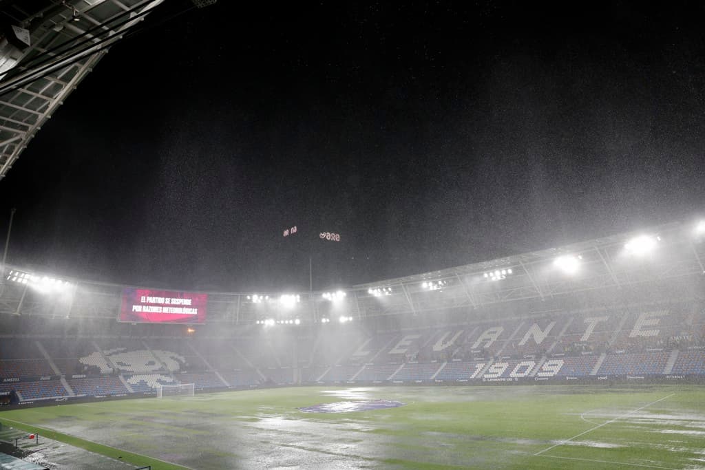 In Valencia werd de La Liga-wedstrijd tussen Levante en Athletic Club afgelast omdat het veld onder water stond.