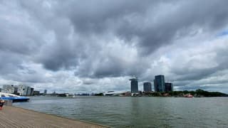 Veel wolken en een beetje blauw in Amsterdam 