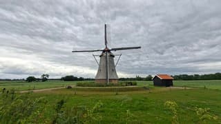 Mooi dicht grijs bewolkte lucht boven deze molen in Delden
