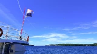 Kroatische vlag wappert vrolijk in de wind