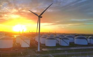 windmolen bij opkomende zon