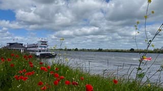 Blauwe lucht achter de wolken