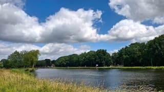 Zon wolken en stevige wind
