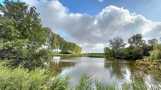 zonnig blauwe lucht wolken