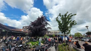 Super weer voor buiten activiteiten op het Noordplein in Roelofarendsveen. 