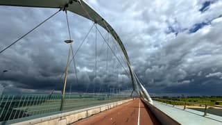 Donker grijze wolken bij de Oversteek 
