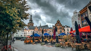 Donker grijs op de Grote Markt 