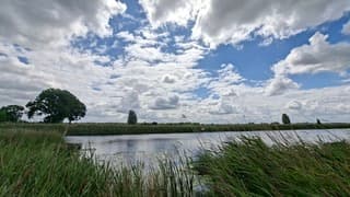 Het weerbeeld vandaag, mix van zon, blauwe luchten en (grijze) stapelwolken en aardig wat wind