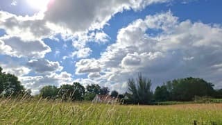 Wolkenlucht met zonneschijn 
