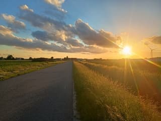 Wolken en ondergaande zon