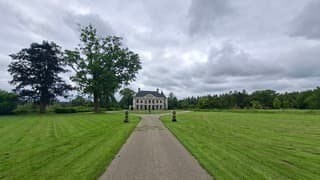 Nog bewolkt en landhuis