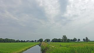 Zon en veel bewolking.