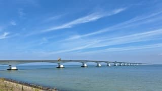 De grijze lucht maakt plaats voor blauw boven de Zeelandbrug