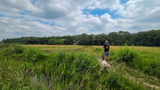 genieten van het mooie weer in het natuurgebied 