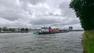 Ook in Utrecht grijze lucht hier bij het Amsterdam-Rijn kanaal, maar de containers op dit vrachtschip geven wat kleur aan deze foto