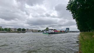 Ook in Utrecht grijze lucht hier bij het Amsterdam-Rijn kanaal, maar de containers op dit vrachtschip geven wat kleur aan deze foto