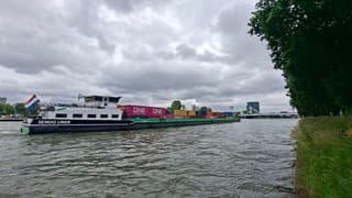 Ook in Utrecht grijze lucht hier bij het Amsterdam-Rijn kanaal, maar de containers op dit vrachtschip geven wat kleur aan deze foto