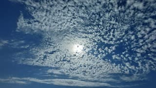 Wolken drijven binnen 