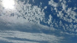 Wolken drijven binnen 