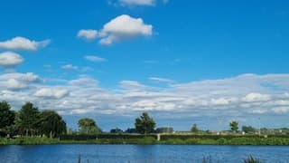 Lenswolken tussen de 'gewone' wolken 